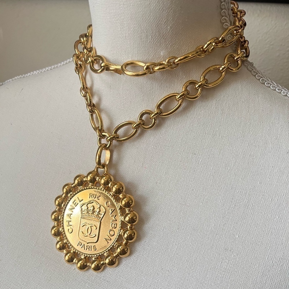CHANEL Gold Chain Necklace with Medallion